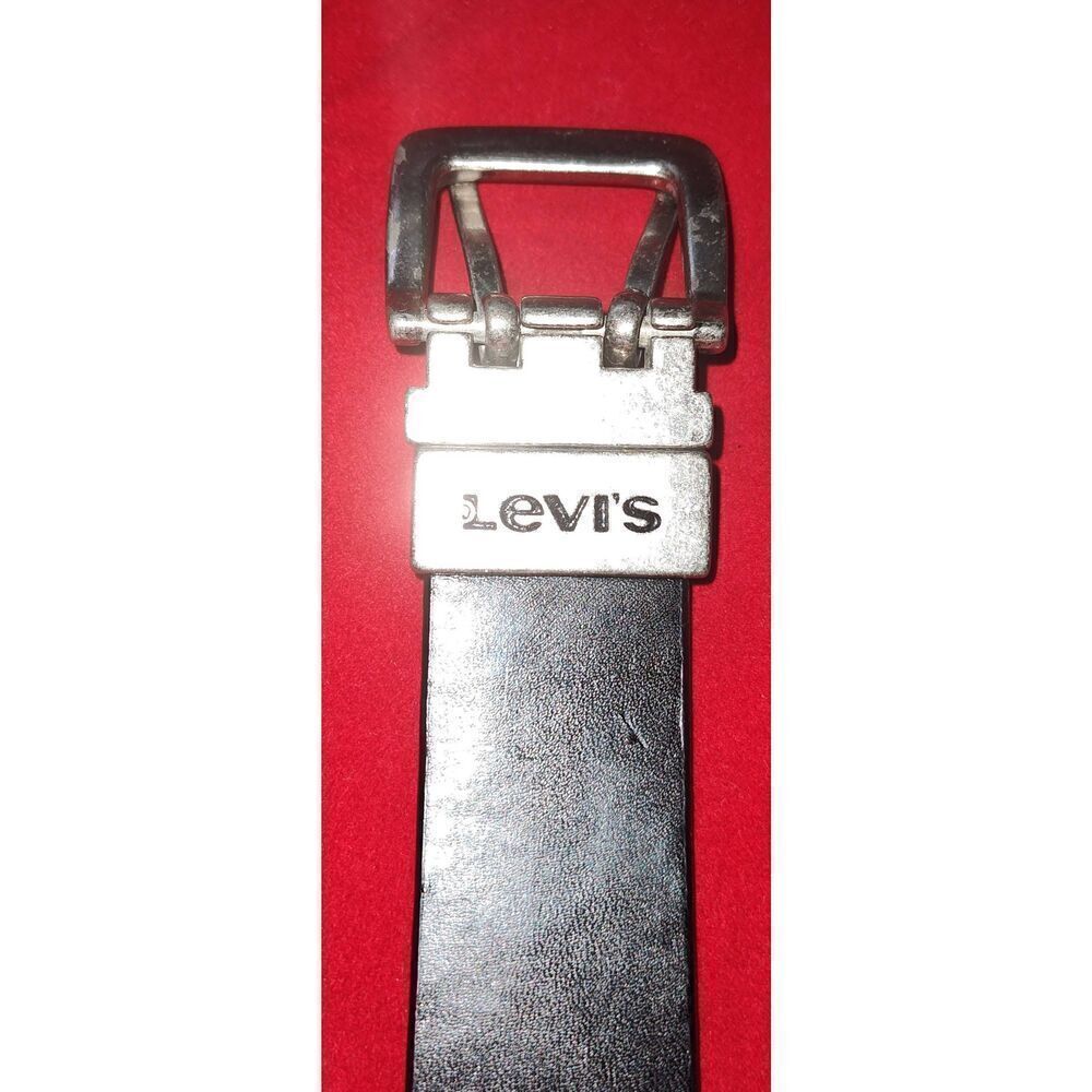 Levi's reversible brown/black belt grommets Size M 26-28. Some wear.